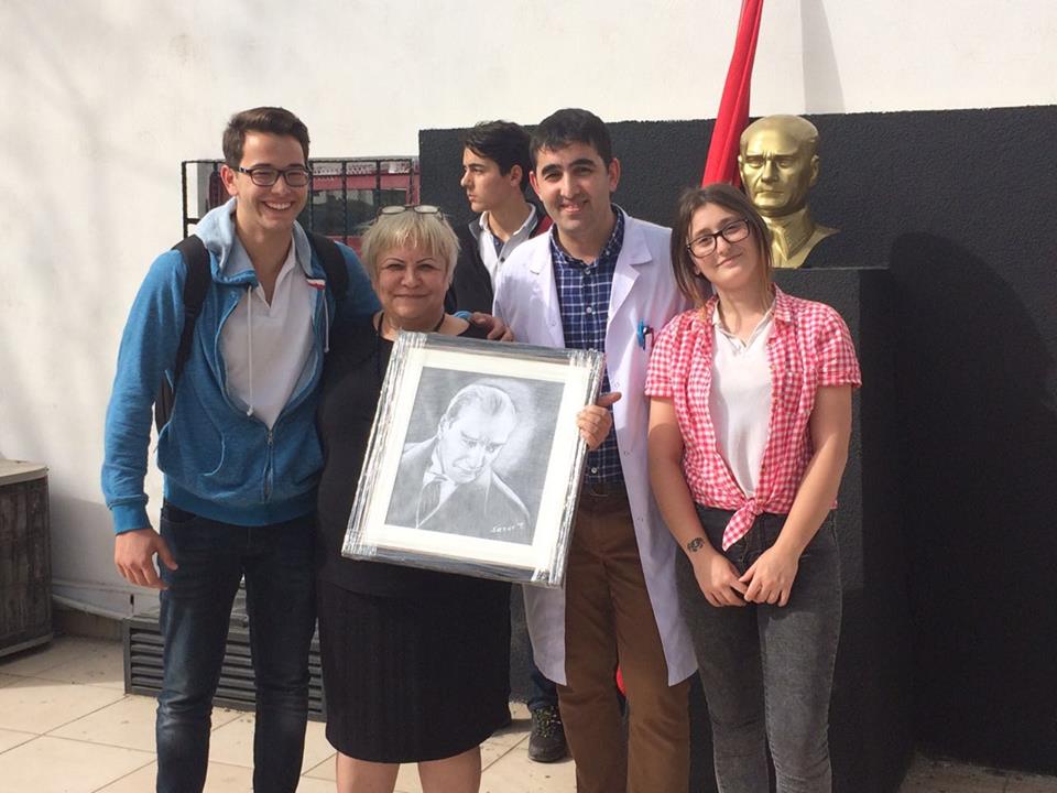 Atatürkçü Düşünce Kulübümüzdeki öğrencilerimiz okul müdürümüz Meral POYRAZ'a Atatürk Portresi hediye ettiler